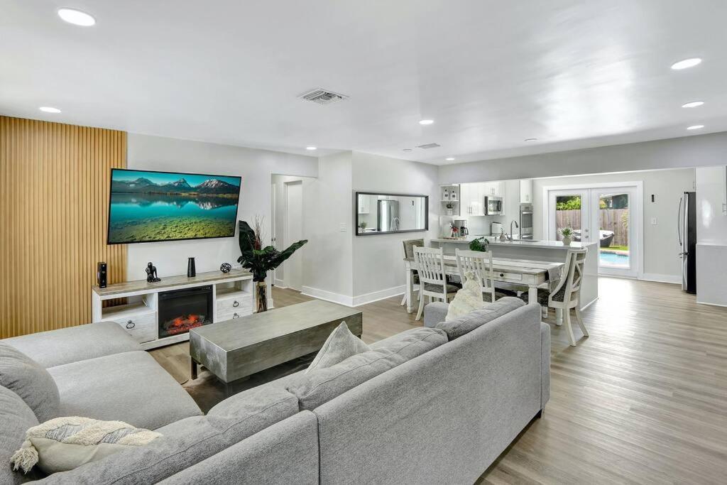 3br 2ba With Pool Near Nightlife And Beach! Casa de férias